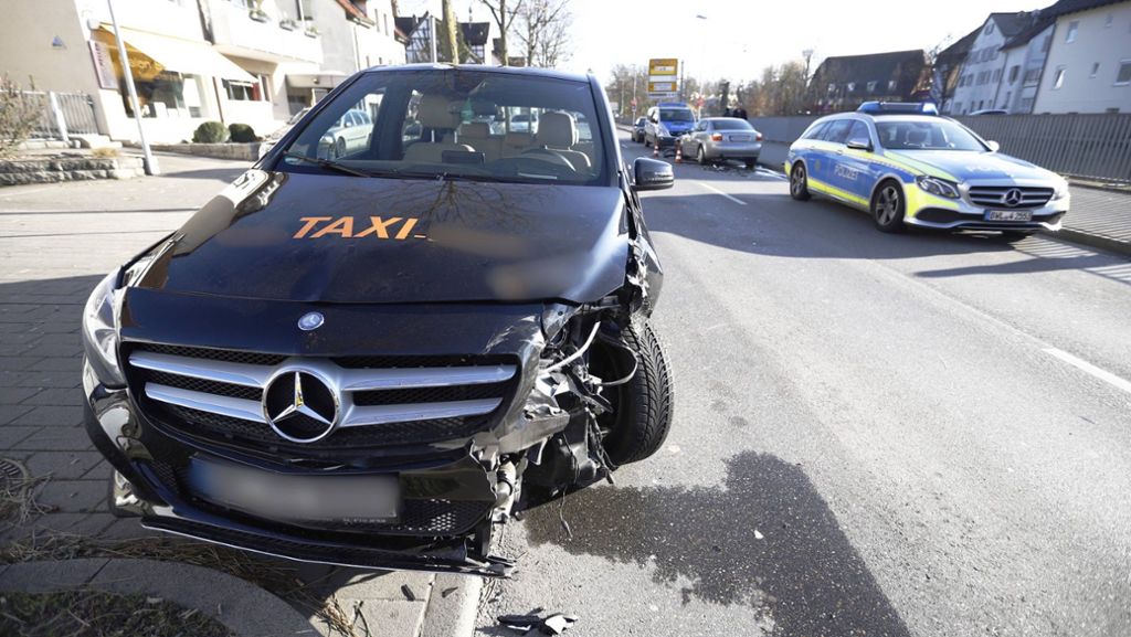 Unfall in Waiblingen: 81-jähriger Taxifahrer gerät auf die Gegenspur