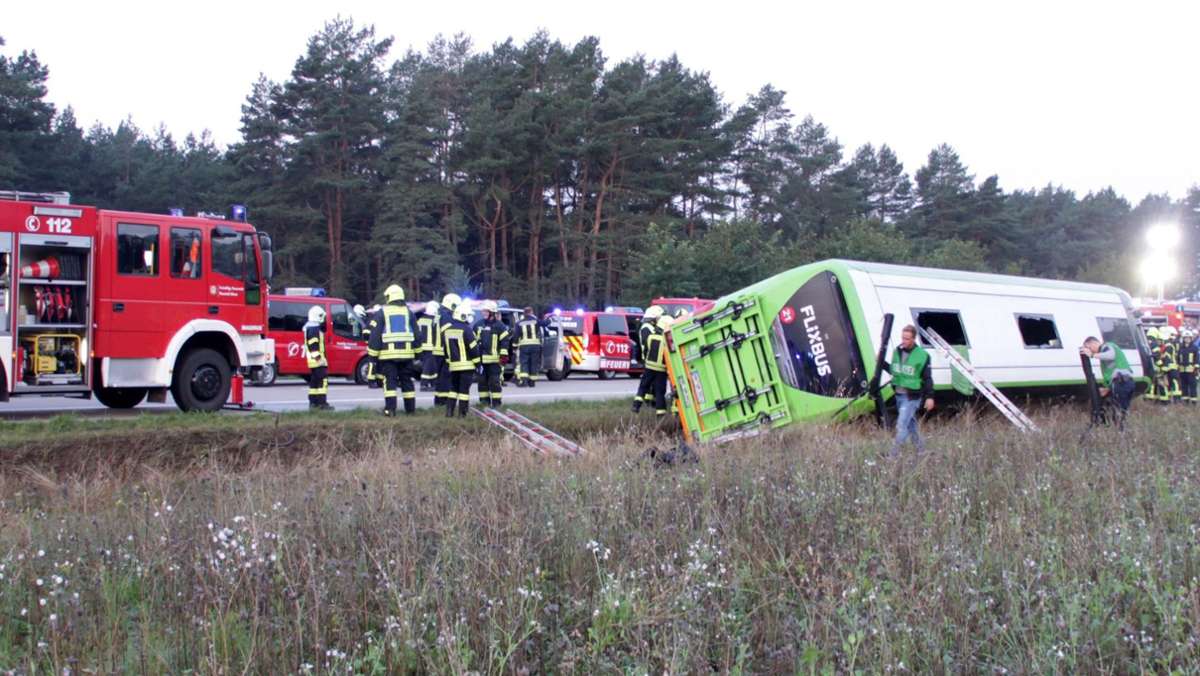  Am Samstagmorgen kommt es bei Wöbbelin in Mecklenburg-Vorpommern zu einem schweren Unfall mit einem Fernbus. 31 Menschen werden verletzt, mindestens drei davon schwer. 