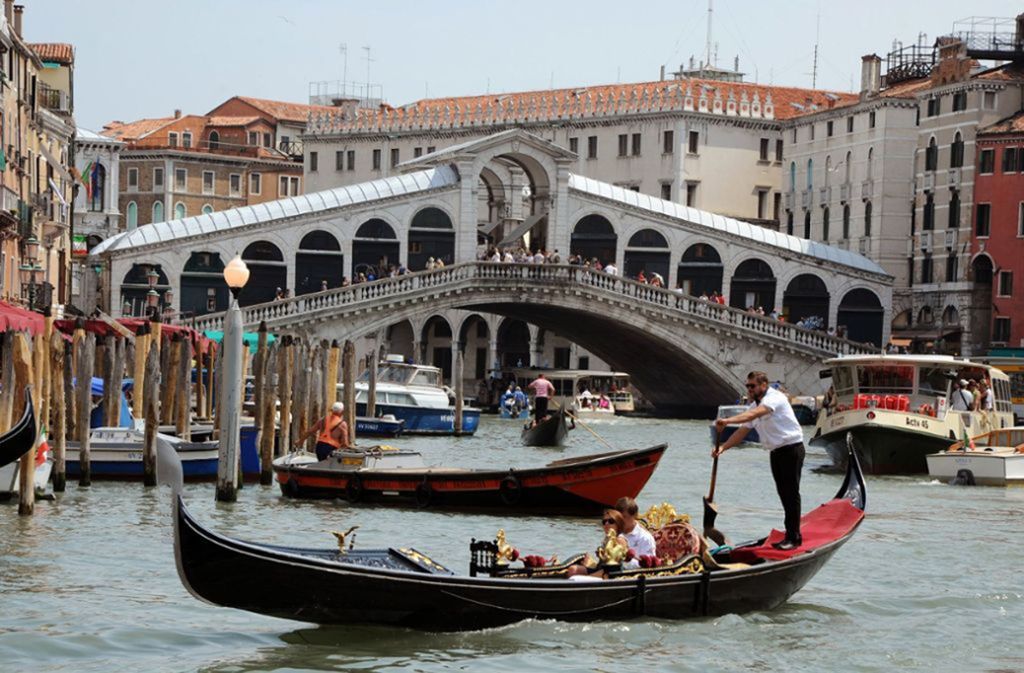 48 Meter lang, 22 Meter breit, Duchfahrtshöhe 7,50 Meter – Rialtobrücke: Neben der Seufzerbrücke ist die Ponte di Rialto eines der bekanntesten Bauwerke Venedigs und eine der bedeutendsten historischen Brücken überhaupt. Die Brücke führt über den Canal Grande. Die lichte Weite des einzigen Bogens beträgt 28,8 Meter. Um die Brücke im Sediment zu verankern waren auf beiden Seiten 6000 Holzpfähle nötig.