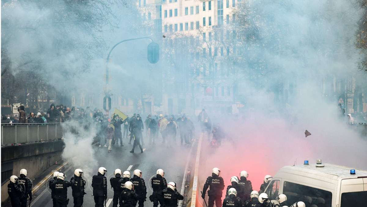  Demonstrationen gegen Corona-Maßnahmen bergen ein wachsendes Gewaltrisiko. In den Niederlanden kommt es zu Randale: Die Polizei schießt scharf. In Wien demonstrieren Zehntausende gesitteter. 