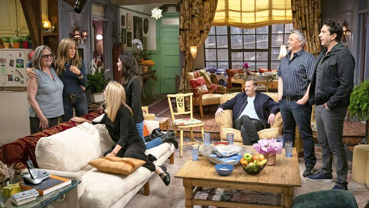  Rachel, Monica, Phoebe, Ross, Chandler und Joey sind zurück. Wir haben für Sie das „Friends“-TV-Special gesehen, das jetzt bei Sky ausgestrahlt wird, und in dem auch das Geheimnis um eine Romanze hinter den Kulissen verraten wird. 