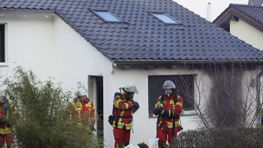  Die Bewohner eines Hauses in Gemmrigheim müssen mitansehen, wie sich ihr Wohnhaus wegen eines Brandes im Keller mit Rauch füllt. Dabei stand der Auszug kurz bevor. 
