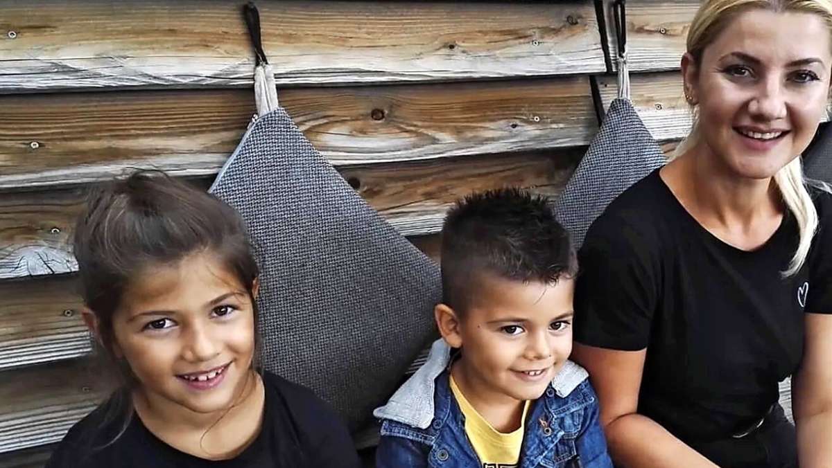  Eine gut integrierte Albanerin wird mitsamt ihrer beiden Kinder abgeschoben. Nun kämpft ihr Freundeskreis dafür, dass die 32-jährige wieder nach Deutschland einreisen und eine Ausbildung absolvieren darf. 