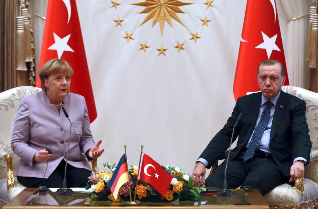 Nach dem Treffen mit Staatspräsident Erdoğan hat sich Bundeskanzlerin Merkel für die Religionsfreiheit und gegen islamistischen Terror ausgesprochen und muslimische Verbände in Deutschland gelobt. Foto: AFP