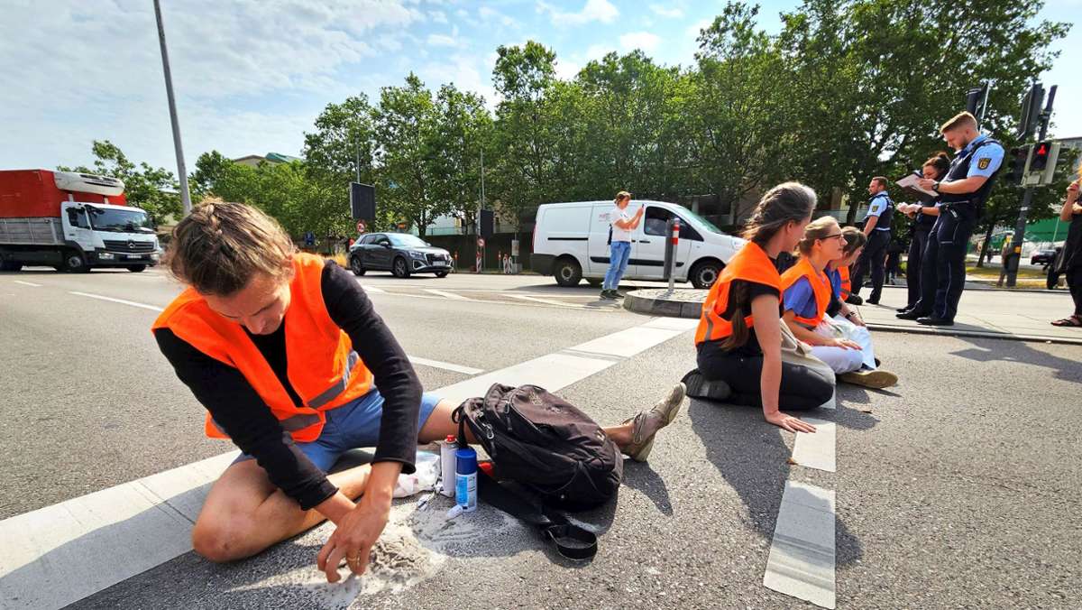 Klimablockaden in Stuttgart: Rettungswagen stand fast 50 Minuten im Stau