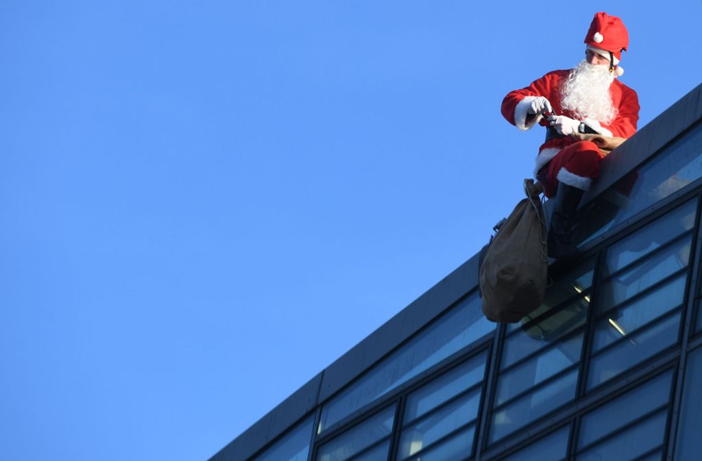 Gesichert durch die Höhenrettungsgruppe der Feuerwehr Ulm kletterte der Nikolaus die Glasfassade das Krankenhauses herunter.