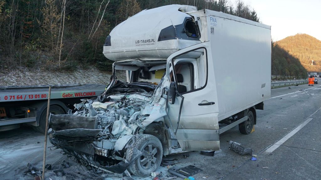 A8 bei Gruibingen: Autobahn nach schwerem Unfall stundenlang gesperrt
