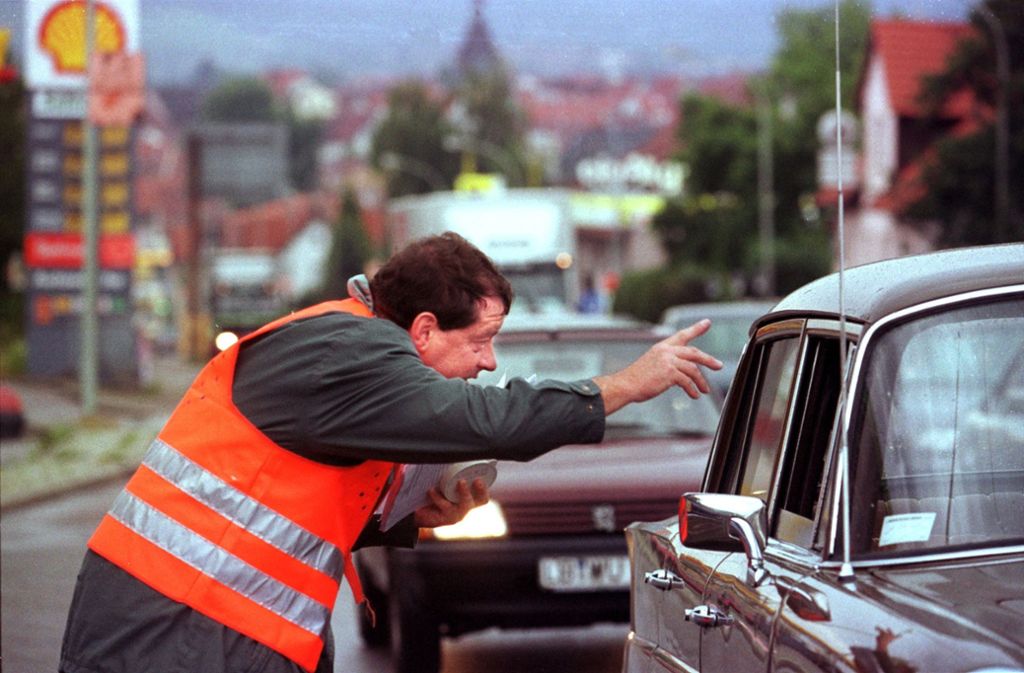 2000: Winnendens OB Bernhard Fritz macht vor Ort auf den Durchgangsverkehr aufmerksam.