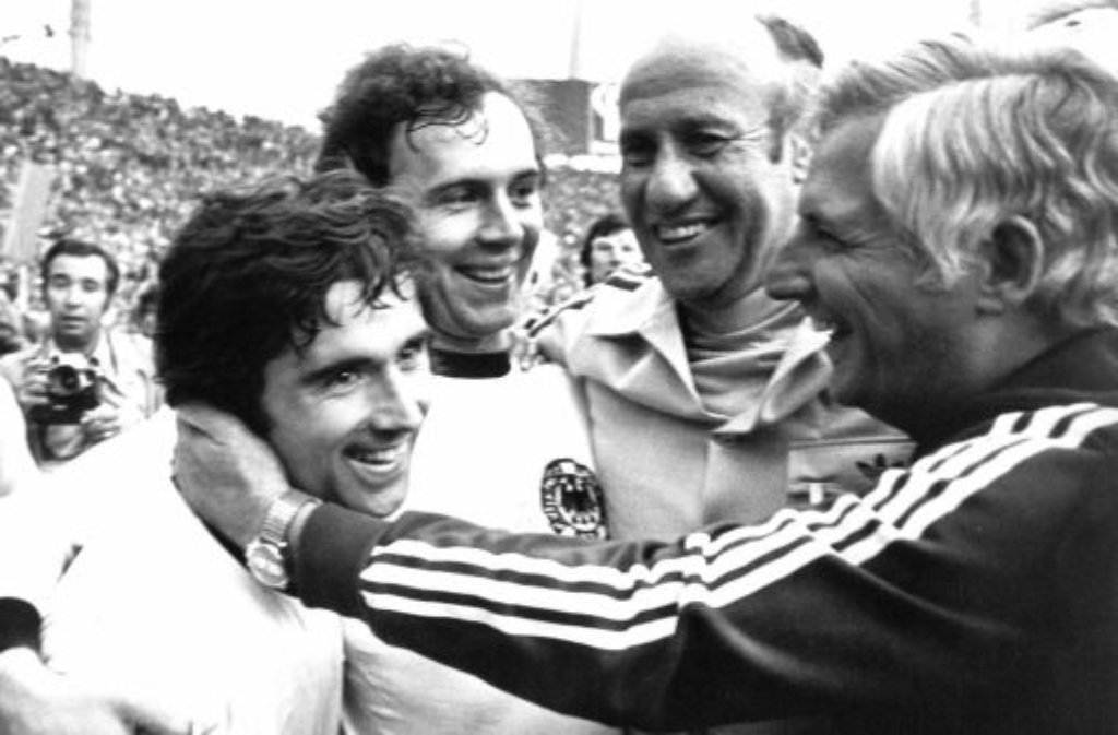 Nationalmannschaftskollege Gerd Müller (auf dem Bild von 1974 links mit Franz Beckenbauer, Helmut Schön und Jupp Derwall) ging zwar als "Bomber der Nation" in die Fußballannalen ein, gewann aber 1974 mit "Dann macht es Bumm" keinen Blumentopf - geschweige denn eine Platzierung in den Charts.