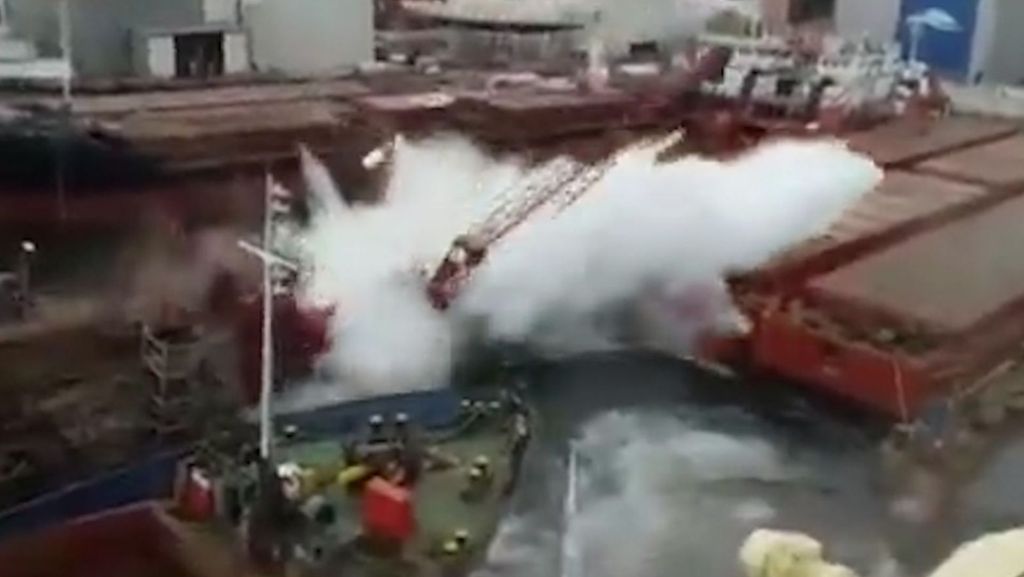 Unfall auf türkischer Schiffswerft: Schwerlastkräne stürzen ins Hafenbecken