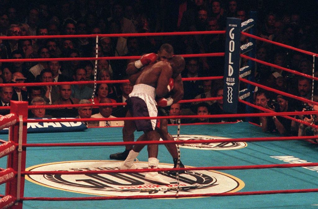 Einen der denkwürdigsten Momente der Boxgeschichte lieferte Mike Tyson 1997, als er seinem Kontrahenten Evander Holyfield ins Ohr biss.