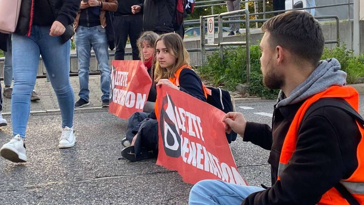 Heilbronner Straße in Stuttgart: Klima-Aktivisten blockieren Straße und sorgen für Stau