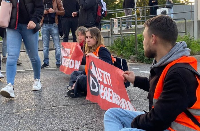 Heilbronner Straße in Stuttgart: Klima-Aktivisten blockieren Straße und sorgen für Stau