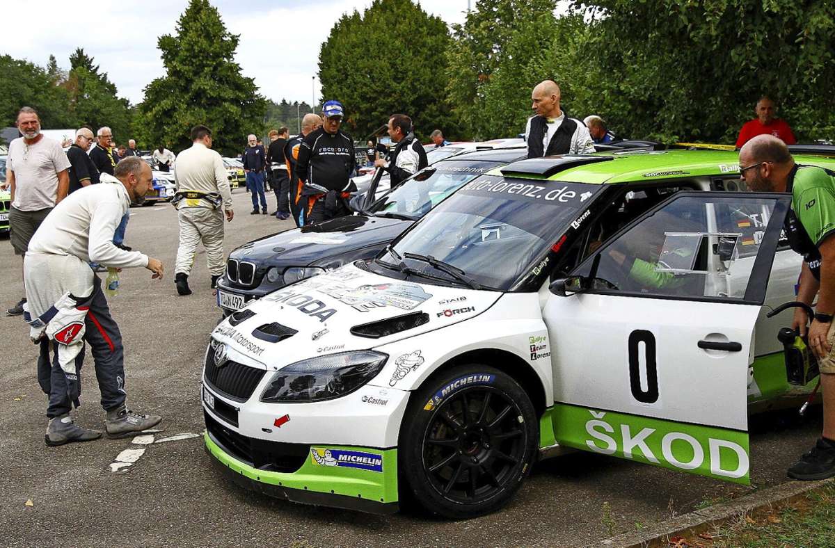 Die Rallye-Fahrzeuge sind Hingucker für  Fans und Teilnehmer. Foto: Albert Kraushaar