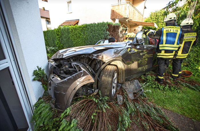 Unfall in Burgstetten: Seniorin fährt durch Gärten und prallt gegen Haus