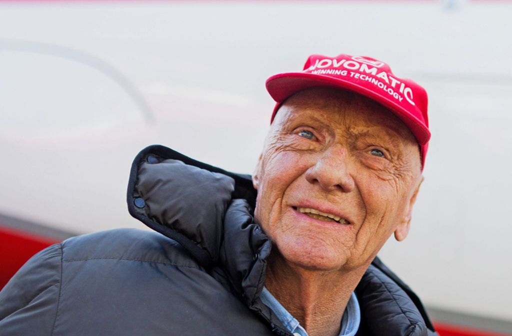 Der Motorsport hat 2019 einen seiner Größten verloren. Niki Lauda starb am 20. Mai mit 70 Jahren, nachdem er sich von einer Lungentransplantation im August 2018 nie vollständig erholt hatte. Lauda wurde dreimal Formel-1-Weltmeister, unvergessen ist der Feuerunfall auf dem Nürburgring 1976, als sein Ferrari lichterloh brannte und der Österreicher nur knapp überlebte. Nach seiner Rennfahrerkarriere wurde er Luftfahrt-Unternehmer, doch er kehrte bald zum Motorsport zurück. In den 1990ern als Formel-1-Experte beim Sender RTL, 2010 wurde er Berater des Formel-1-Teams von Mercedes. Er holte 2013 den mittlerweile sechsmaligen Weltmeister Lewis Hamilton zu Mercedes.