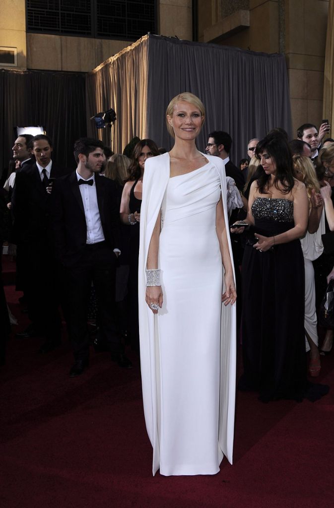 2012 wurde noch ein ikonischer Look kreiert – einmal mehr von Gwyneth Paltrow: Das schlichte und super elegante Cape-Kleid von Tom Ford löste eine wahre Cape-Welle aus.