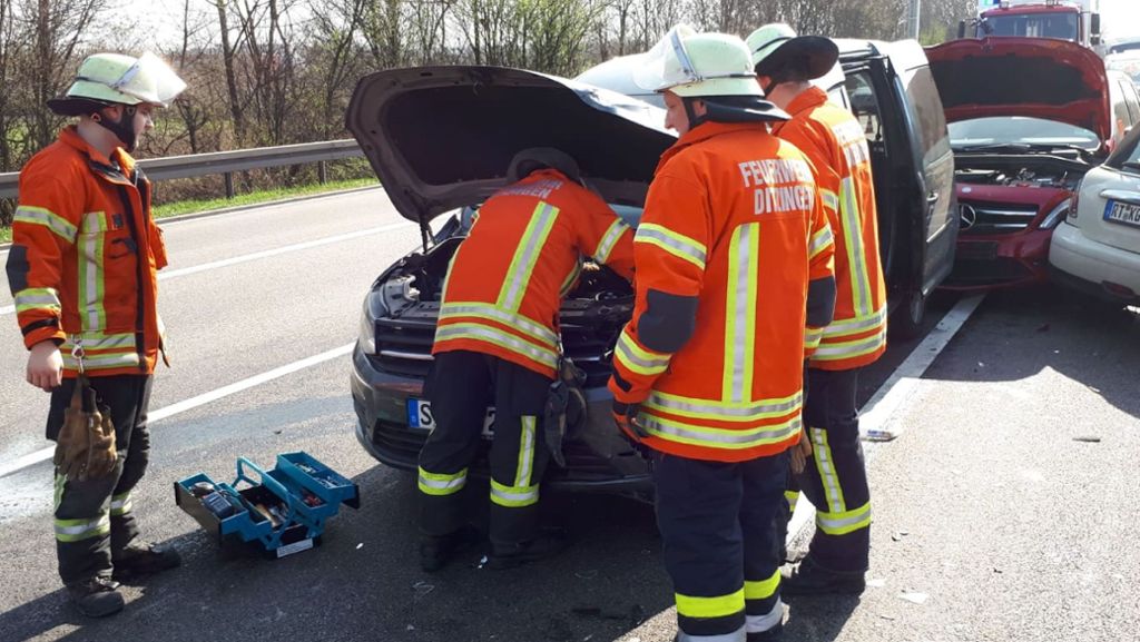 Unfall bei Stuttgart-Feuerbach: Massen-Crash legt Verkehr auf der A81 lahm
