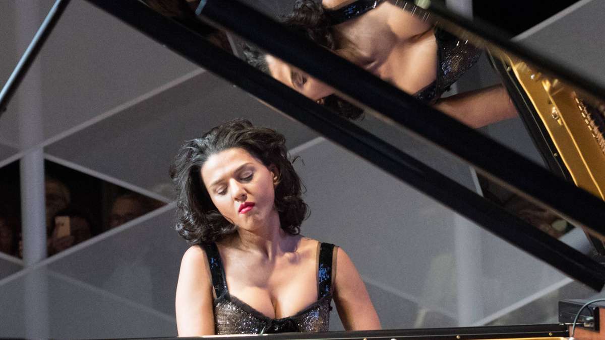  Die technisch starke georgische Pianistin Khatia Buniatishvili hat in Stuttgart einen begrenzten Interpretationsspielraum vorgeführt. 