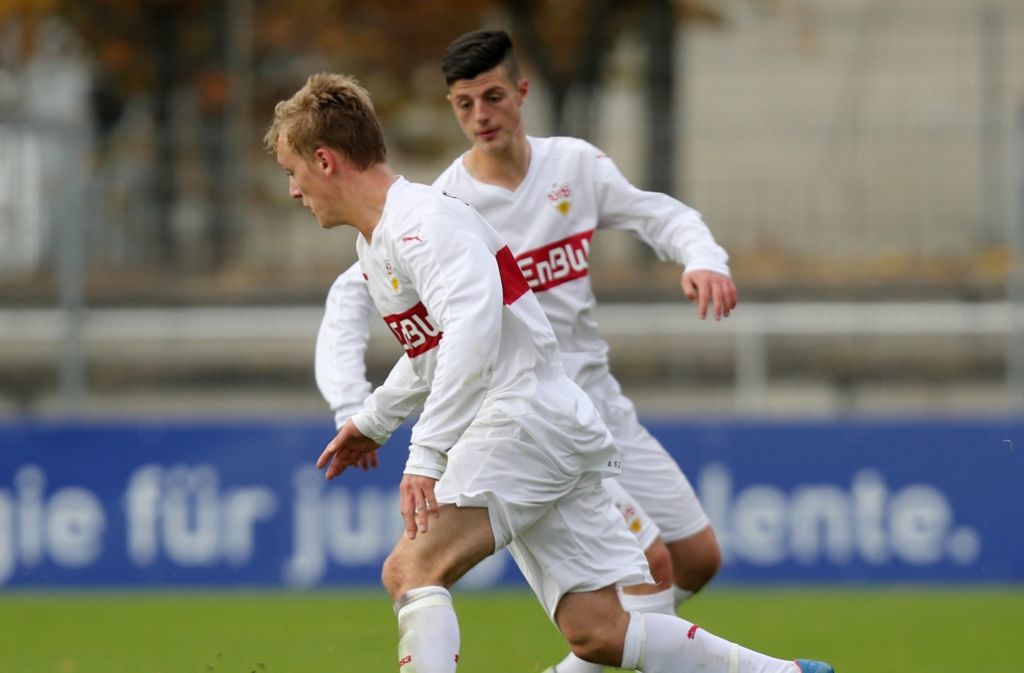 Fabian Gmeiner (vorne) spielt bei der U19 des VfB Stuttgart und bei Österreich auf der Außenverteidigerposition.