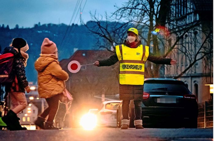Verkehr in Stuttgart-Untertürkheim: Eltern sichern Schulweg ihrer Kinder