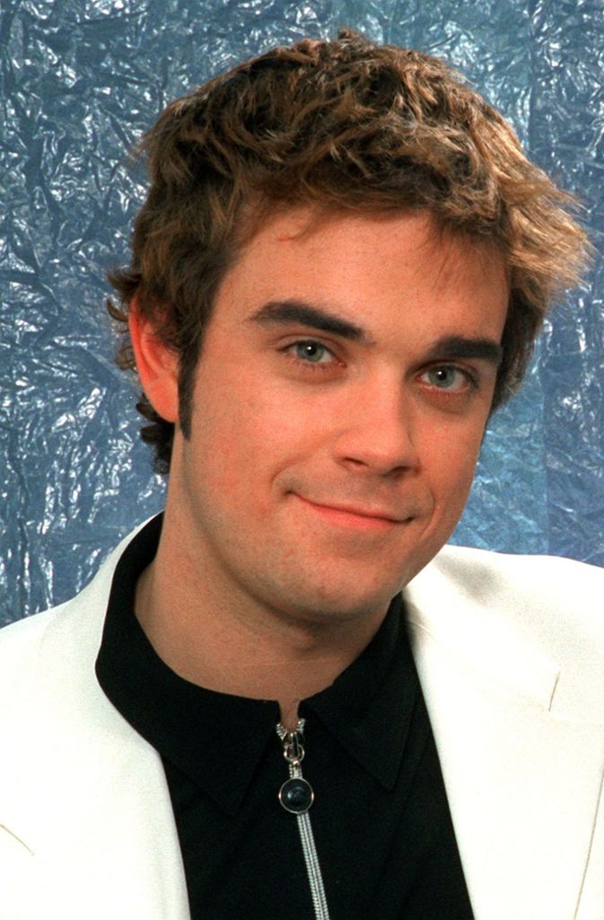 Umso härter trifft es die Gruppe, als Robbie 1995 aussteigt. Knapp ein Jahr später muss „Take That“ sich auflösen. Indes holt Robbie Williams seine Jugend nach - mit Alkohol, Drogen, Sex und Prügeleien.