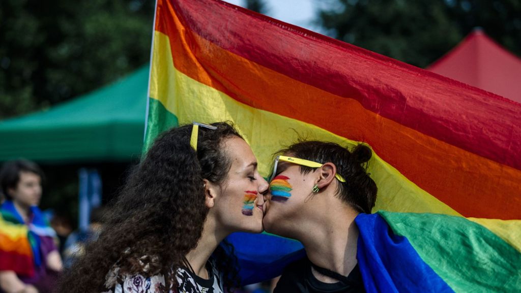 Gay-Pride-Paraden: Tausende Schwule und Lesben demonstrieren für ihre Rechte