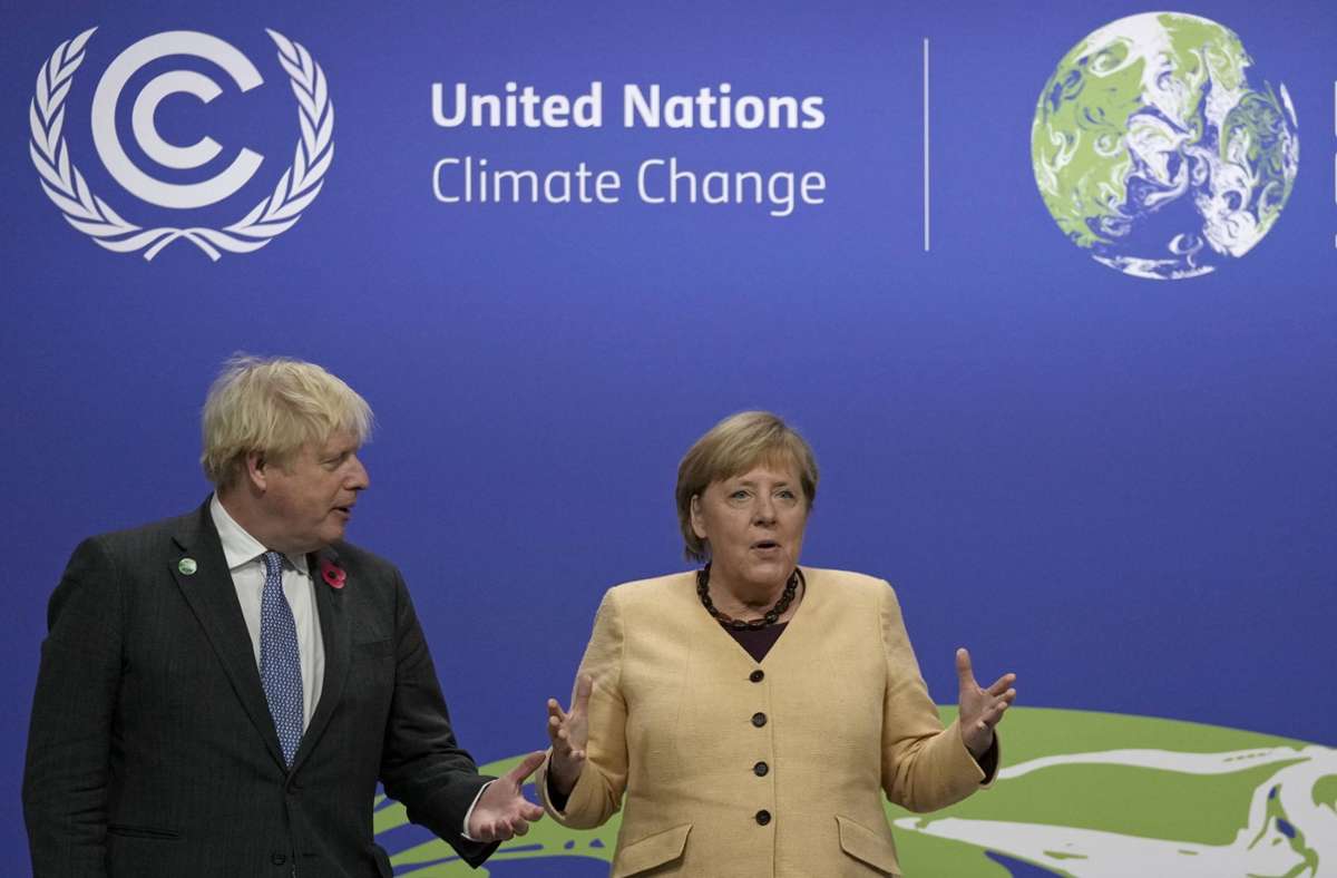 01. November 2021: Merkel als Klimakanzlerin – diese Hoffnung setzten viele zu Beginn ihrer Amtszeit in sie. Ihre umweltpolitische Bilanz allerdings gilt nach 16 Jahren als eher durchwachsen. Als geschäftsführende Bundeskanzlerin sprach sie im November bei der Weltklimakonferenz in Glasgow – und wies noch einmal auf die Dringlichkeit zu mehr Klimaschutz hin. „Wir werden mit staatlichen Aktivitäten allein nicht vorankommen“, sagte Merkel. Vielmehr sei eine umfassende Transformation des Lebens und des Wirtschaftens erforderlich. Sie sprach von einer „Dekade des Handelns“ und davon, dass die Staatengemeinschaft noch nicht da sei, „wo wir hinmüssen“.