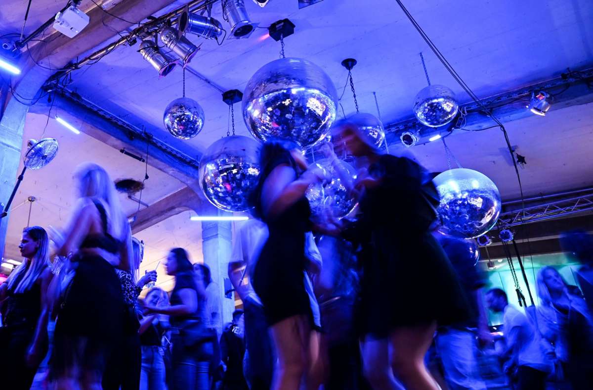 Die Discokugeln und die Tänzer müssen wieder ruhen. Baden-Württemberg schließt Clubs und Discotheken. Foto: dpa/Felix Kästle