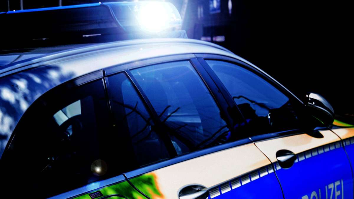  Ein 24-Jähriger ist in der Nacht auf Freitag in Ostfildern (Kreis Esslingen) betrunken gegen einen Baum gefahren. Er war weder im Besitz eines Führerscheins, noch gehörte ihm das Auto. 
