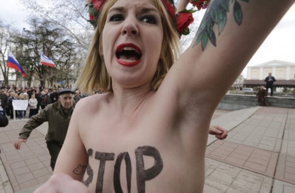 Zeitgleich rufen am 6. März 2014 in Simferopol in der Nähe des Parlaments Femen-Frauen ihre russlandkritischen Parolen.