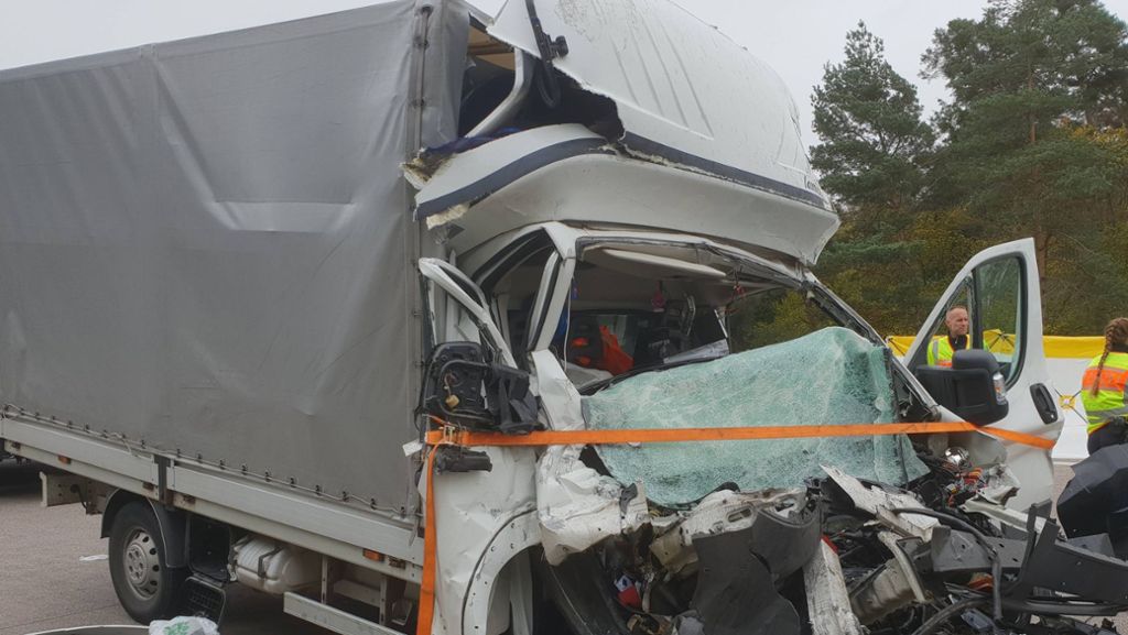 Autobahn 5 bei Bad Schönborn: Transporterfahrer fährt ungebremst in Stauende