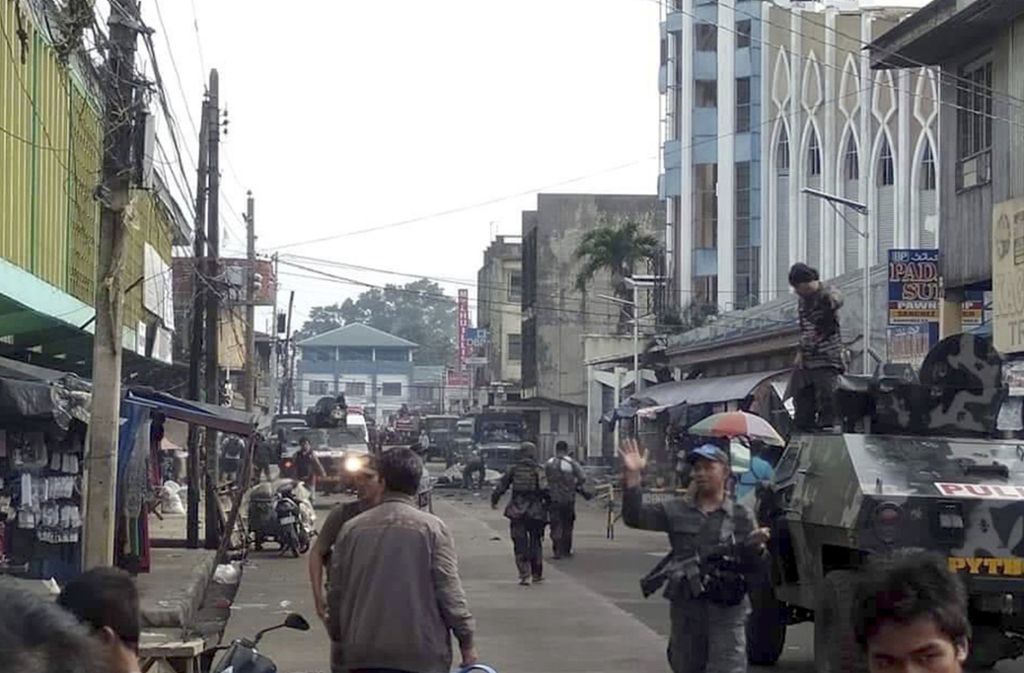 Auf die Kirche rechts im Bild ist ein Anschlag verübt worden. Foto: Armed Forces of the Philippines/