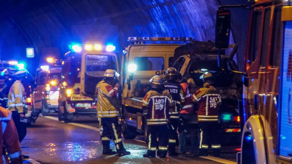 Vollsperrung auf der A 81: Brennendes Auto im Engelbergtunnel