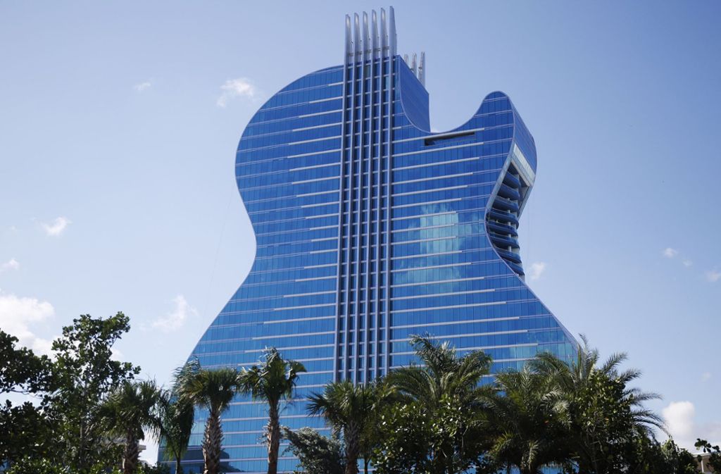 Passend zur rockigen Marke hat das 137 Meter hohe Hotel die Form einer Gitarre. Foto: AP/Brynn Anderson