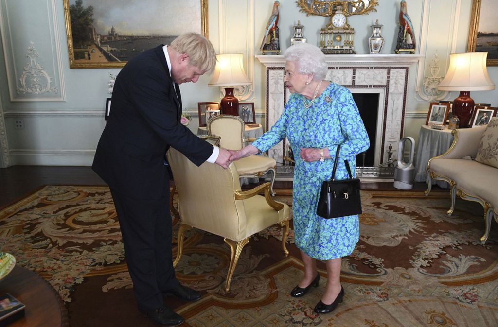 „Not amused“ über den Premier: Boris Johnson bittet die Queen im September darum, das Parlament für fünf Wochen zu schließen – und will die Abgeordneten so kalt stellen, um den Brexit durchzudrücken. Elizabeth II. bleibt nichts anderes übrig, als zuzustimmen. Das politische Hin und her dürfte an den Nerven der betagten Königin gezehrt haben.