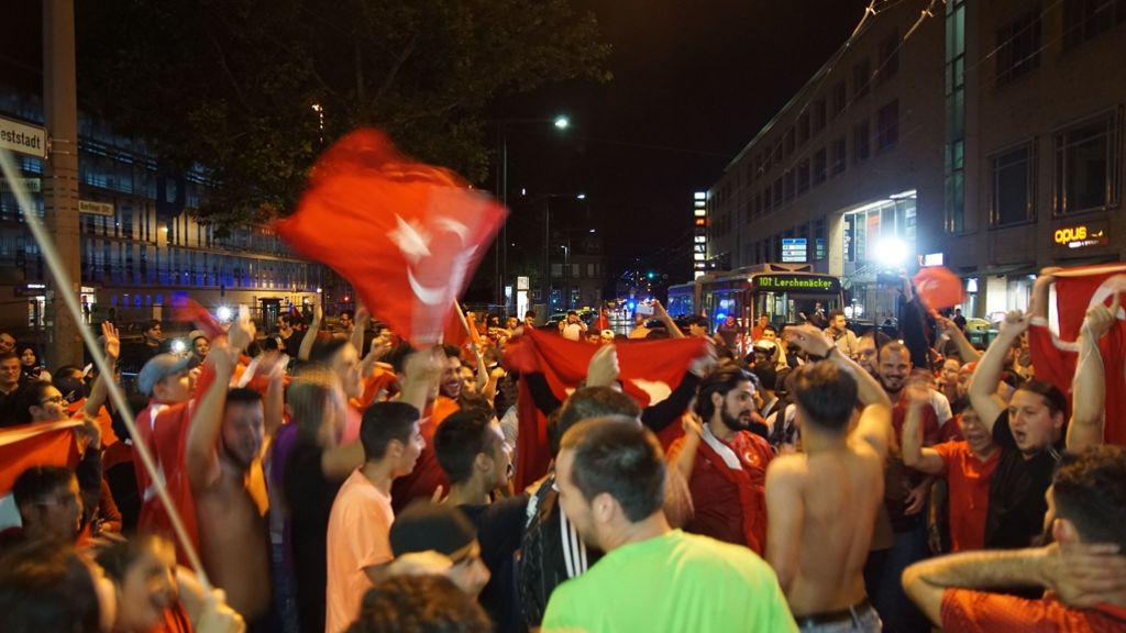 EM-Jubel in Esslingen: Türkei-Fans legen Verkehr lahm