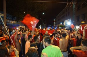 Türkei-Fans legen Verkehr lahm