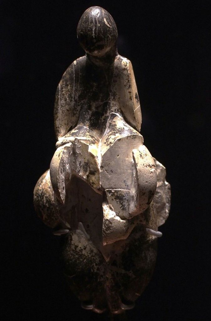 Venus von Lespugue (circa 25 000 Jahre): Die Figurine stammt aus dem Gravettien. Die Statuette wurde 1922 in der Rideaux-Höhle (Grotte des Rideaux) bei Lespugue (Département Haute-Garonne) entdeckt, einem Ort am Fuße der Pyrenäen.