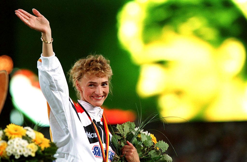 Die Weitspringerin Heike Drechsler, die 1986 in Stuttgart auch Europameisterin geworden war, gewinnt mit einer Weite von 7,11 Meter am dritten Wettkampftag die erste Goldmedaille für das deutsche Team. Der Jubel im Stadion ist grenzenlos.