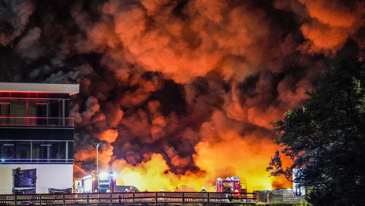 Feuer bei Reifenhändler in Gammertingen: Hochzeit endet mit Großbrand – fünf Verletzte und hoher Sachschaden