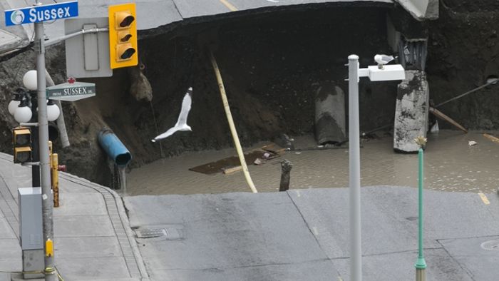 Massiver Krater verschluckt Straße in Ottawa