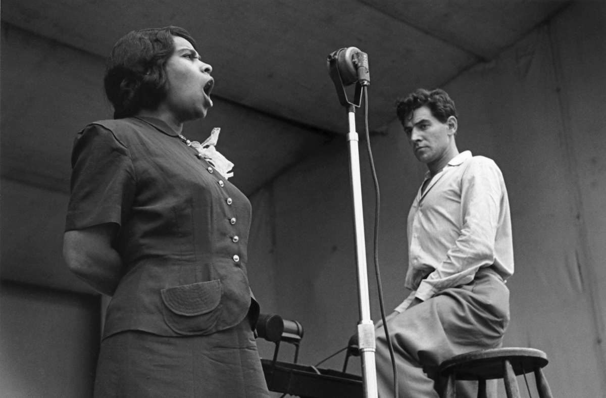 Ruth Orkin bei der Probe: „Marion Anderson und Dirigent Leonard Bernstein im Lewisohn Stadium“, New York City, 1947.