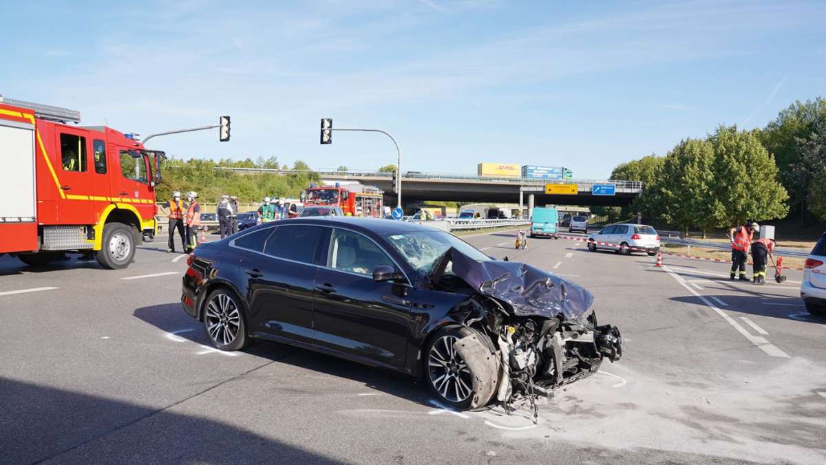B27 bei Ludwigsburg: Fahrerin übersieht rote Ampel und verursacht Unfall mit drei Verletzten
