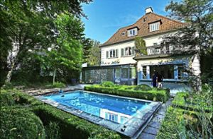 Die denkmalgeschützte Villa ist umgeben von einem parkähnlichen Garten. Foto: Horst Rudel