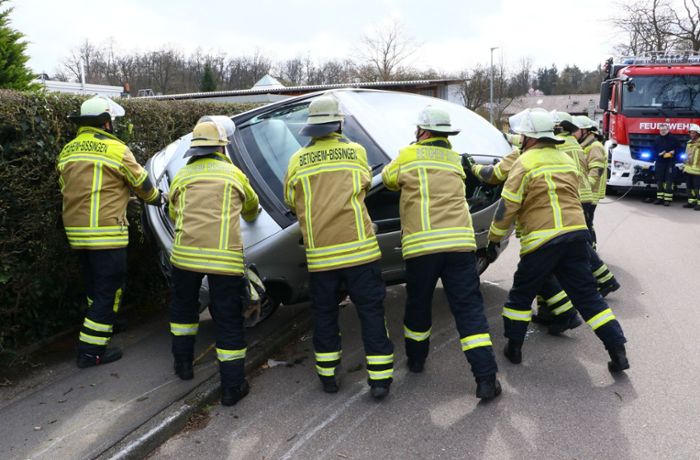 Unfall in Bietigheim-Bissingen: Mercedes kippt auf die Seite