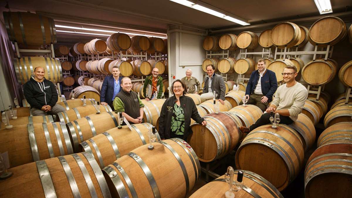  Zur Gratulation für die Erfolge der Remstäler Weinmacher ist der Organisator des Deutschen Rotweinpreises, Rudolf Knoll, eigens ins Weingut Albrecht Schwegler nach Korb angereist. 