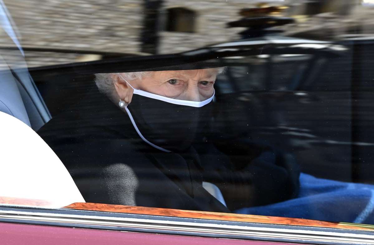 Königin Elizabeth II. von Großbritannien trifft vor der St.-Georgs-Kapelle auf Schloss Windsor ein.