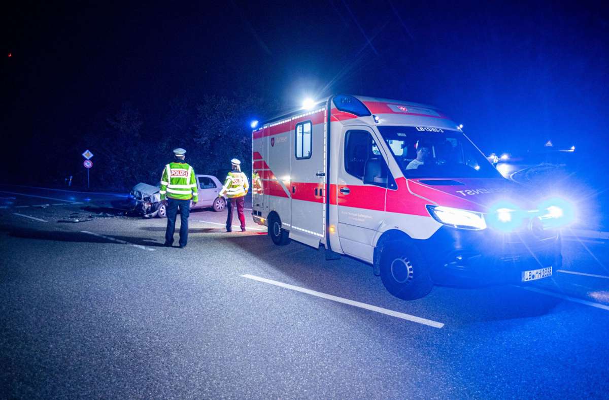Die beiden leicht verletzten Insassen im Renault wurden in ein Krankenhaus gebracht.