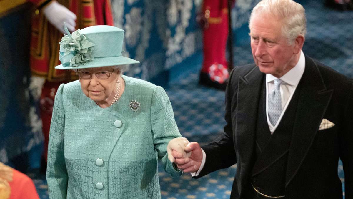  Viele Briten machen sich derzeit Sorgen um ihre 95-jährige Monarchin. Irgendwann wird das Undenkbare passieren. Gut, dass es Prinz Charles gibt. Wie bereitet sich der älteste Sohn der Queen auf sein Amt vor? 